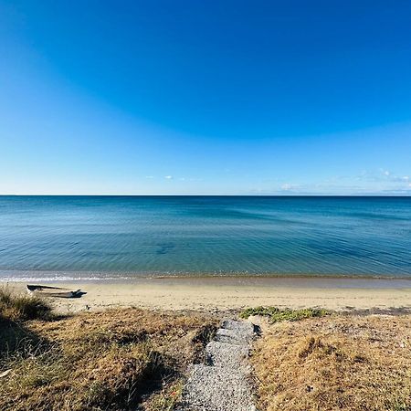 Sea Front Villa Myrat Епаномі Номер фото