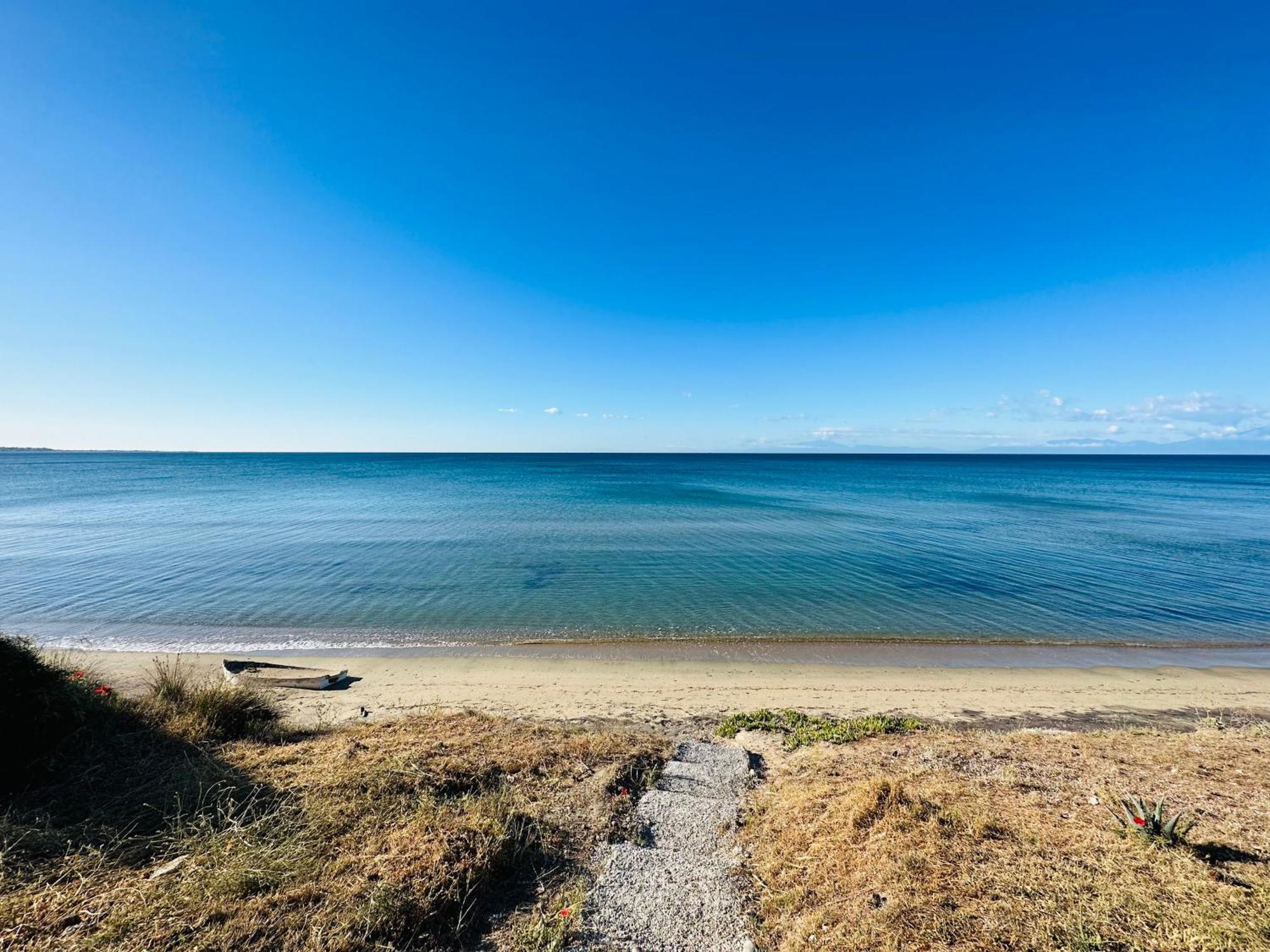 Sea Front Villa Myrat Епаномі Номер фото